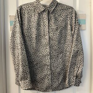 Chico’s Gray Leopard Print Button Front Top Sz 1.5 (10)